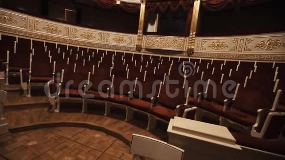 歌剧厅华丽的阳台空椅子排红色窗帘视频的预览图