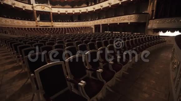 空的华丽音乐厅椅排金色和白色装饰视频的预览图