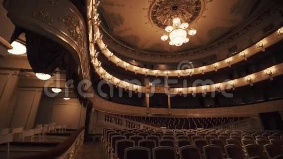 空的华丽剧院大厅椅子排金色和白色装饰视频的预览图