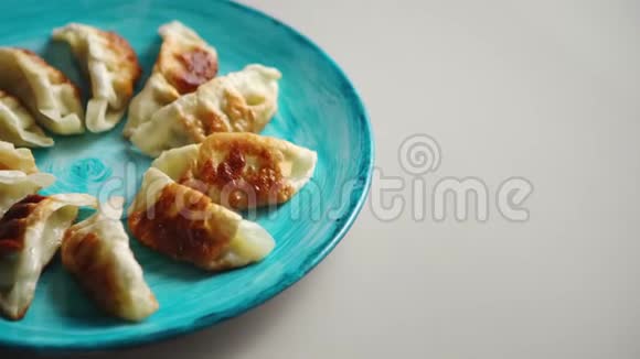 传统的亚洲饺子龟龟陶瓷盘子视频的预览图
