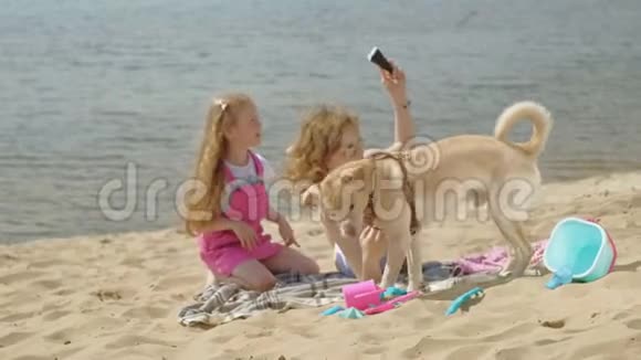 河岸上的妈妈和女儿吃冰淇淋户外娱乐视频的预览图