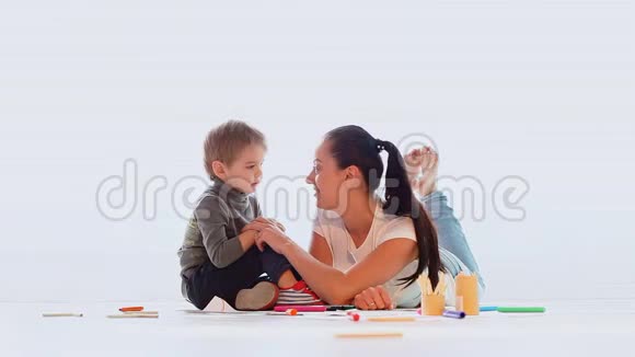 妈妈和一个小男孩在房间里玩耍和画画视频的预览图