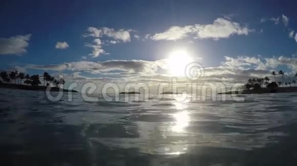 漂浮在平静的海洋中视频的预览图