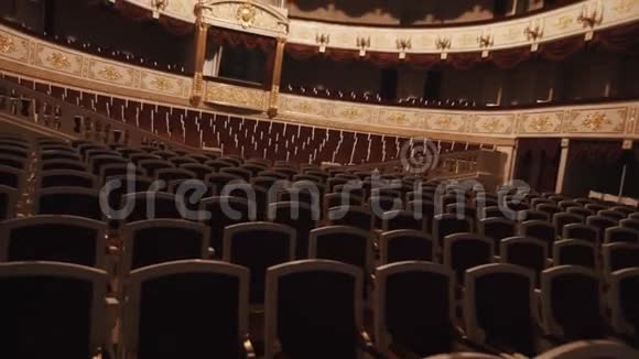 中空豪华歌剧厅椅子排黄金和白色装饰视频的预览图