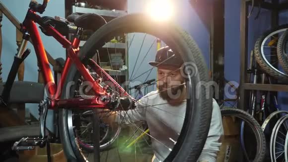 一位年轻的马哈尼在她的修理车间修理自行车轮子视频的预览图