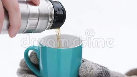 将热茶从热水瓶倒入杯中的过程慢慢地视频的预览图