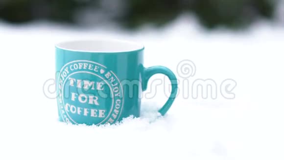 站在雪地上的一杯热饮料慢动作视频的预览图