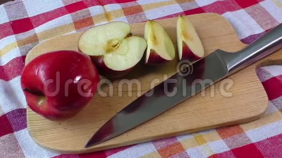 桌上拿着刀的红苹果视频的预览图