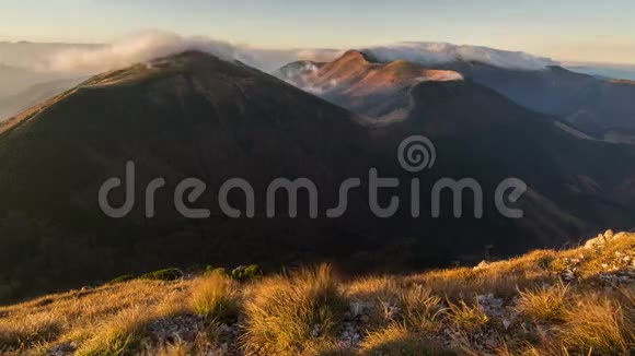 清晨的阳光洒在群山中云在山脊上飞舞秋天的流逝视频的预览图