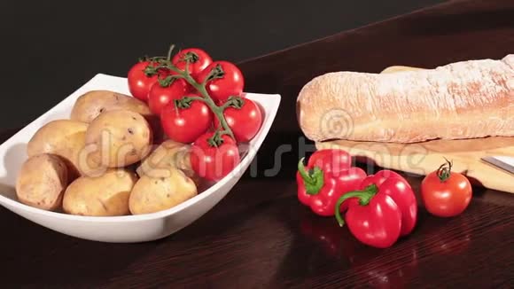 桌子上的食物和蔬菜视频的预览图