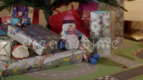 圣诞树上的圣诞和新年玩具视频的预览图