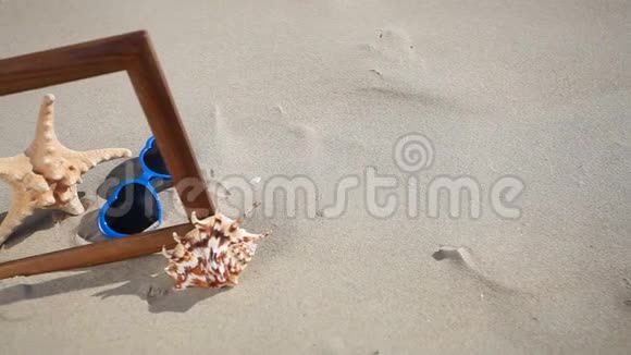 海滩上有贝壳海星和太阳镜的框架视频的预览图