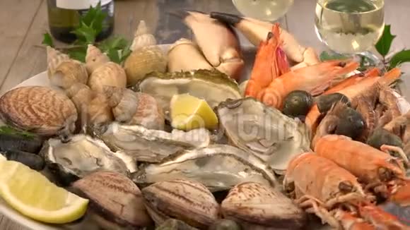 提供新鲜海鲜拼盘提供龙虾贻贝和牡蛎视频的预览图