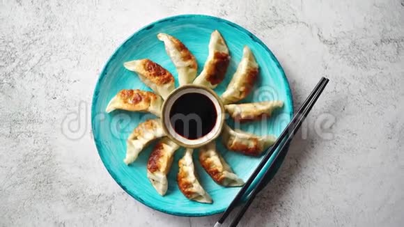 传统的亚洲饺子龟龟陶瓷盘子视频的预览图