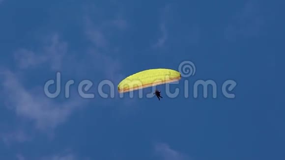 天空中的滑翔伞在气流中飞翔对有钱人来说是一种极端的爱好现代设备视频的预览图