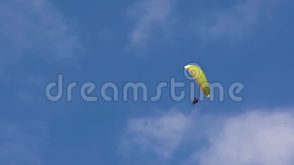 天空中的滑翔伞在气流中飞翔对有钱人来说是一种极端的爱好现代设备视频的预览图