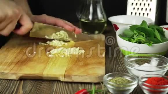 厨师把大蒜切成薄片刀砧板大蒜快速切菜大蒜油炸大蒜这就是视频的预览图