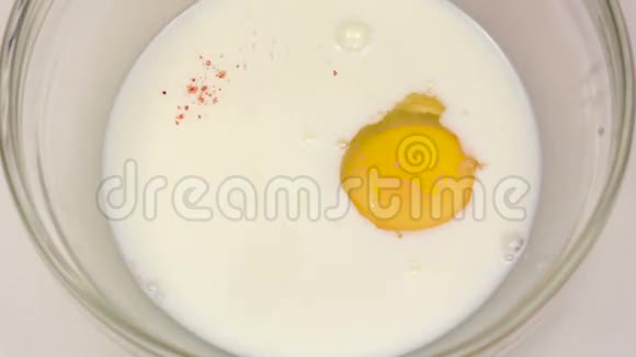 胡椒与牛奶一起加入鸡蛋缓慢运动特写视频的预览图
