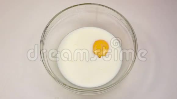 胡椒粉与牛奶一起加入鸡蛋中视频的预览图