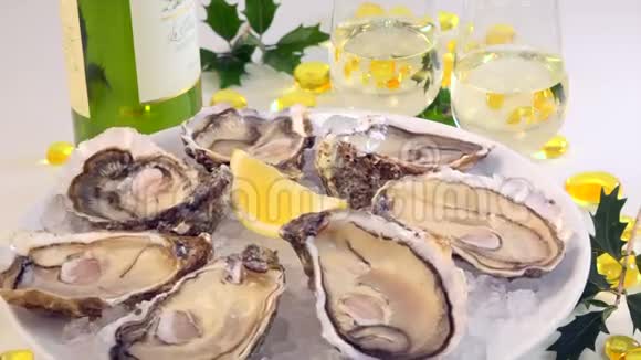 鲜牡蛎白盘柠檬转盘视频的预览图