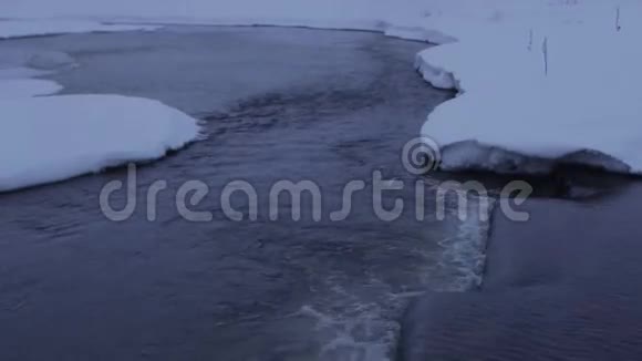 冬天的河流冰雪视频的预览图