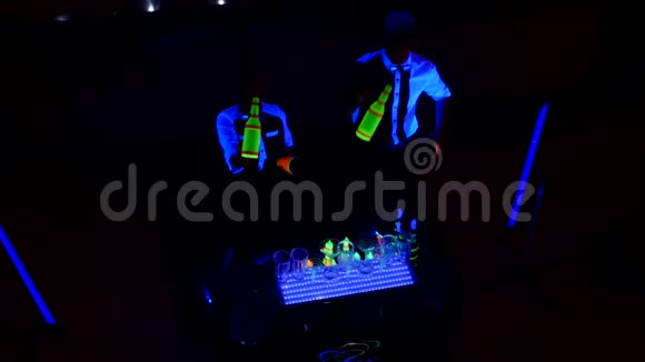巴曼表演两个酒吧招待杂耍瓶子和烧杯混合慢动作顶部视图视频的预览图