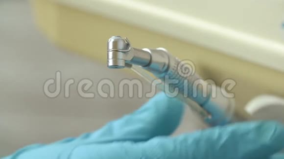 特写牙医使用工具真空钻头设备仪器牙科办公室手工牙医带着一个医生视频的预览图