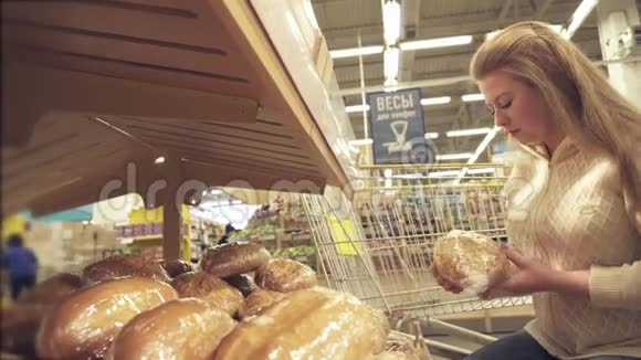 年轻女孩在超市的股票录像中选择白鲜面包视频的预览图