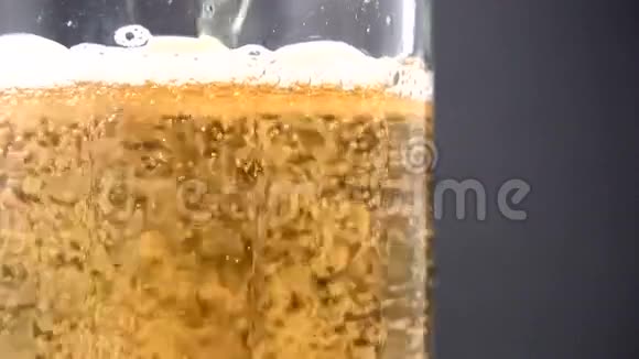 啤酒倒入玻璃视频的预览图