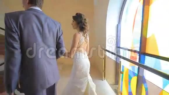 优雅时尚的年轻夫妇美丽的新娘视频的预览图