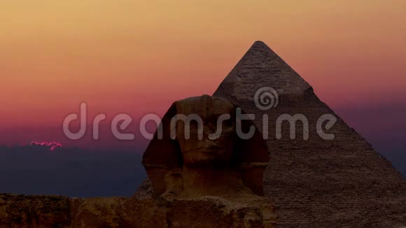 时光流逝从Cheops和狮身人面像金字塔上空升起吉萨埃及v4视频的预览图