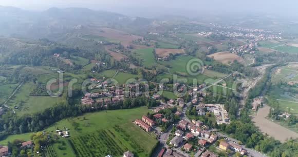 意大利一个古老的小城市一个来自空中的意大利村庄一条山间之路视频的预览图