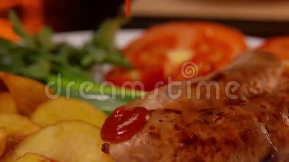 番茄酱滴在烤香肠上视频的预览图