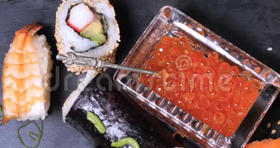 多利近推以查看各种日本食物寿司黑吉里生鱼片视频的预览图