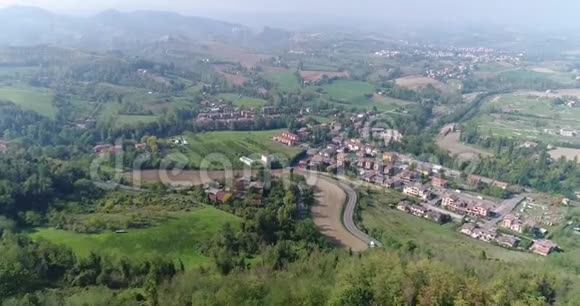 意大利一个古老的小城市一个来自空中的意大利村庄一条山间之路视频的预览图