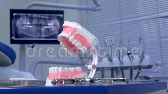 牙科医生办公室全景X光照片背景下牙齿模型视频的预览图