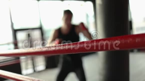 在健身房踢拳击视频的预览图