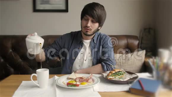 现代咖啡厅茶饮青年帅哥摄影视频的预览图