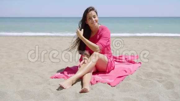 华丽时尚的年轻女性日光浴视频的预览图