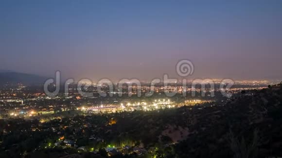 日落到夜晚美丽的玫瑰碗和帕萨迪纳市中心的景色视频的预览图