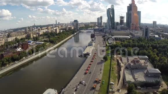 莫斯科河上云天鸟瞰图视频的预览图