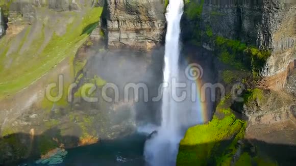 冰岛海福斯瀑布上的彩虹视频的预览图