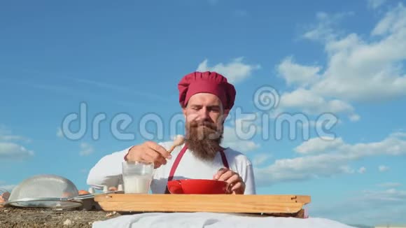 面包师提供各种健康美味的新鲜烘焙面包和糕点微笑的男面包师倒面粉快乐视频的预览图