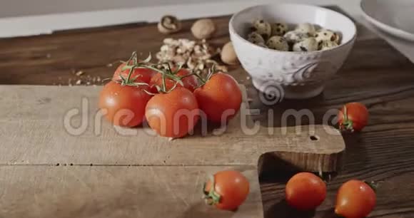 色拉烹饪的天然原料背景陶瓷碗里的鹌鹑蛋湿西红柿核桃视频的预览图