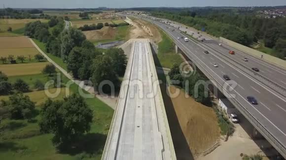 德国高速公路与建筑工程的鸟瞰图视频的预览图