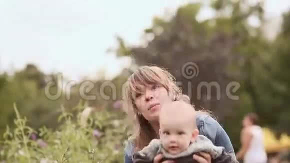 快乐的母亲和孩子在大自然中的花朵视频的预览图