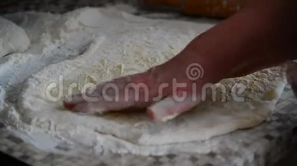女人润滑黄油生面团做面包视频的预览图