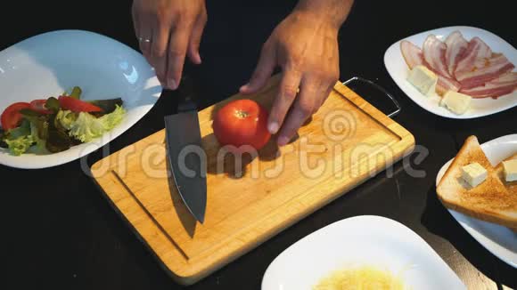 在木板上切红番茄视频的预览图