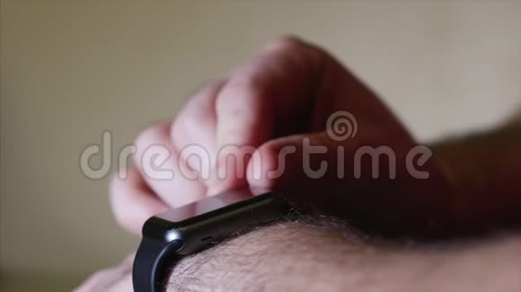 用手指在智能手表可穿戴设备的触摸屏上做各种手势股票录像视频的预览图