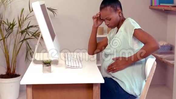 疲倦的孕妇疼痛视频的预览图